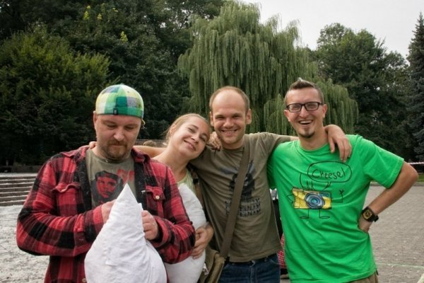 Як луцький гурт бився подушками у Львові. ФОТО