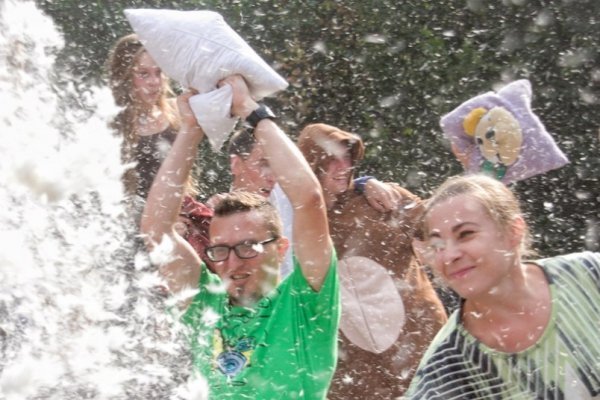 Як луцький гурт бився подушками у Львові. ФОТО