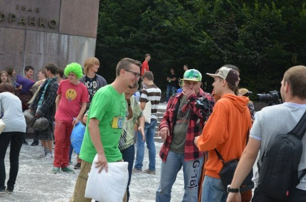 Як луцький гурт бився подушками у Львові. ФОТО