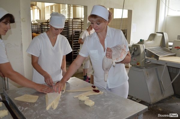 У Луцьку показали, як печуть хліб. ФОТО