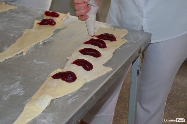 У Луцьку показали, як печуть хліб. ФОТО