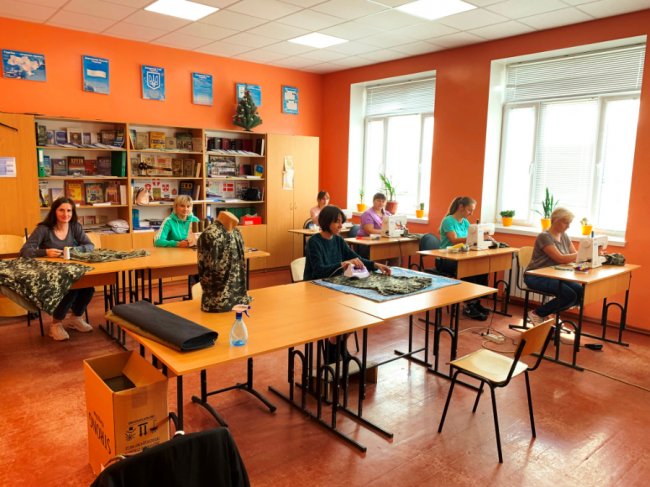 «Спочатку ми купили оверлок». Як дві сільські школи на Волині стали шити військову амуніцію