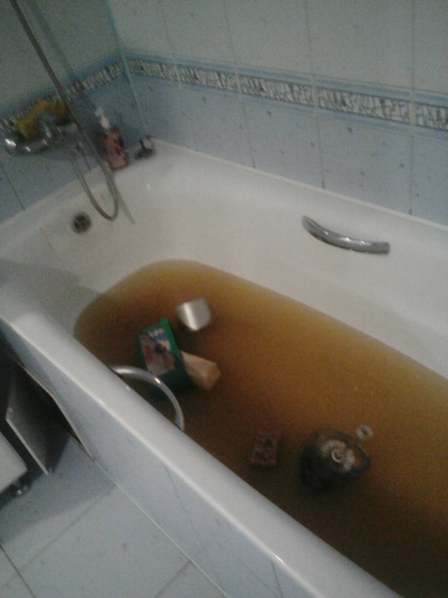 У Луцьку роками затоплює квартиру фекаліями з усього будинку. ФОТО