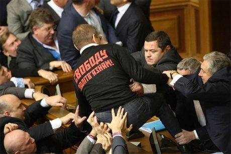 У Верховній Раді побилися за президію. ВІДЕО. ФОТО