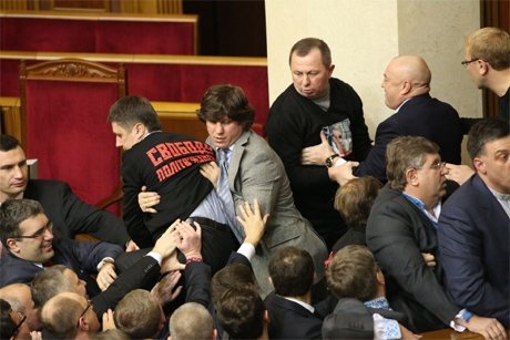 У Верховній Раді побилися за президію. ВІДЕО. ФОТО