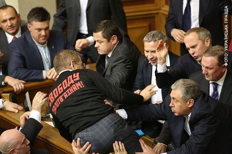 У Верховній Раді побилися за президію. ВІДЕО. ФОТО