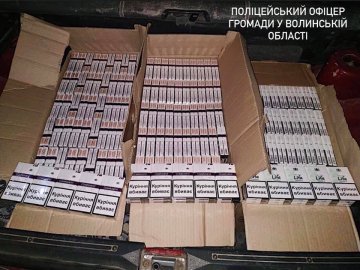 На Волині зупинили ВАЗ, в багажнику якого знайшли контрабандні сигарети. ФОТО