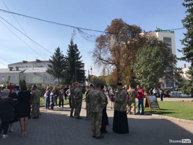 У Луцьку прощаються із загиблим у Іловайському котлі воїном. ФОТО