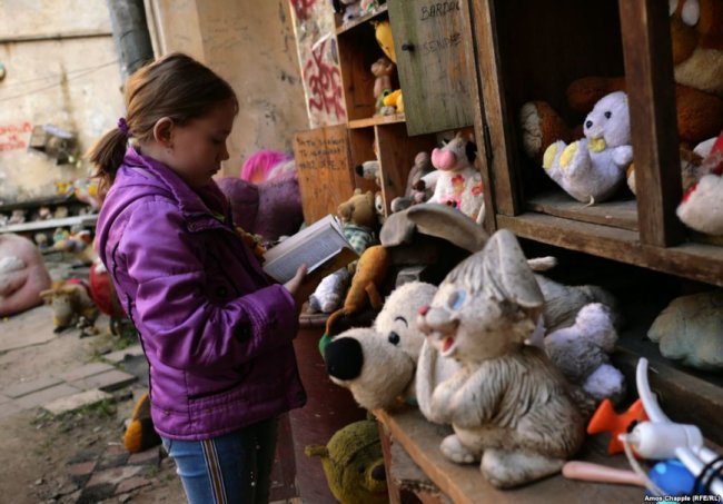 Місце, де живе дитинство: у львівському дворі облаштували «притулок для іграшок». ФОТО