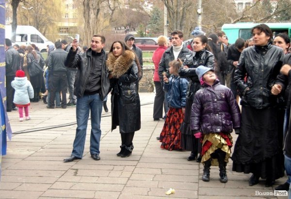 У центрі Луцька гуляли цигани. ФОТО