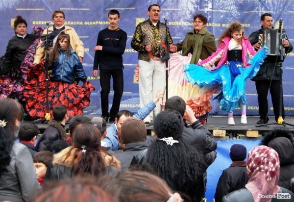 У центрі Луцька гуляли цигани. ФОТО