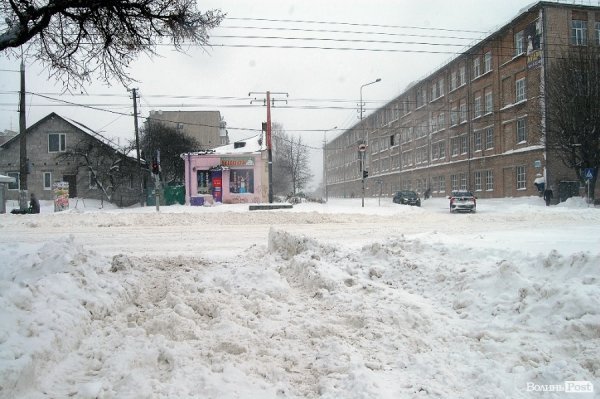Як Луцьк замело снігом. ФОТО