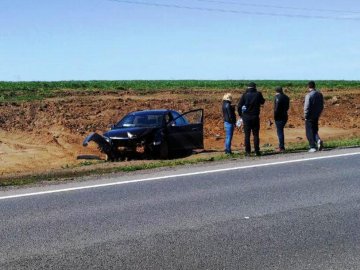 На Волині після зіткнення авто злетіло з дороги: рятують жінку-водійку