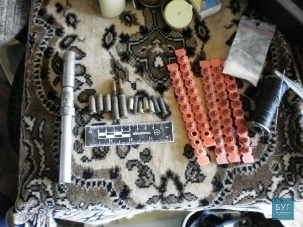 В квартирі мешканця Нововолинська знайшли наркотики та зброю. ФОТО