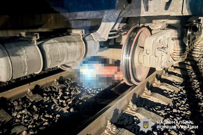 На Рівненщині поїзд переїхав чоловіка, який сидів на коліях