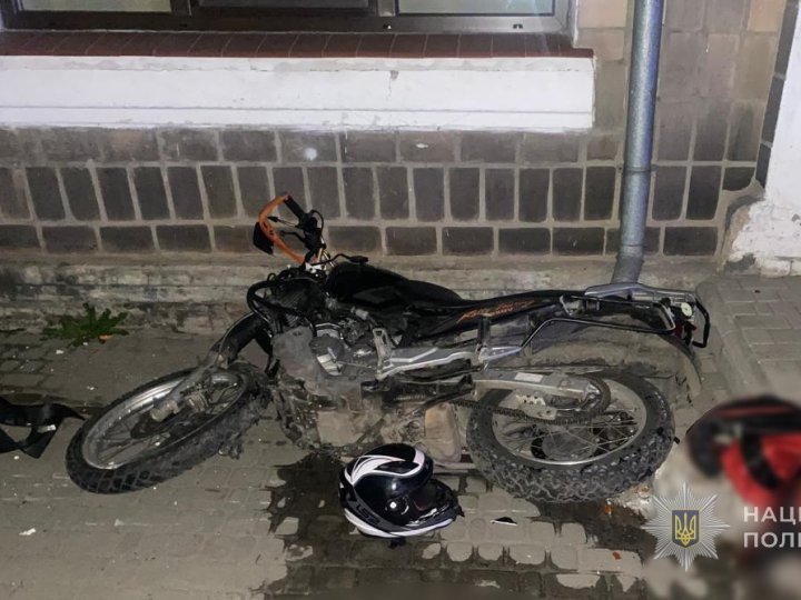 На Волині мотоцикл врізався у припарковану автівку, загинув чоловік. ФОТО