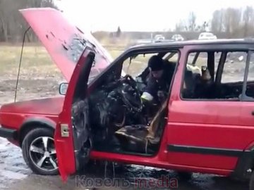 На Волині біля ресторану спалахнув автомобіль. ВІДЕО