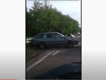 Поблизу Луцька – аварія: автівка зіткнулася з вантажівкою та врізалася у відбійник. ВІДЕО
