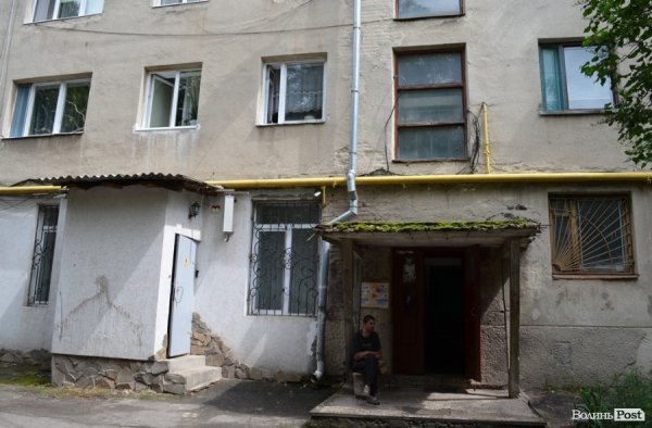 Приклад небезпечного сусідства газової труби і різних кабелів на вулиці Потебні.