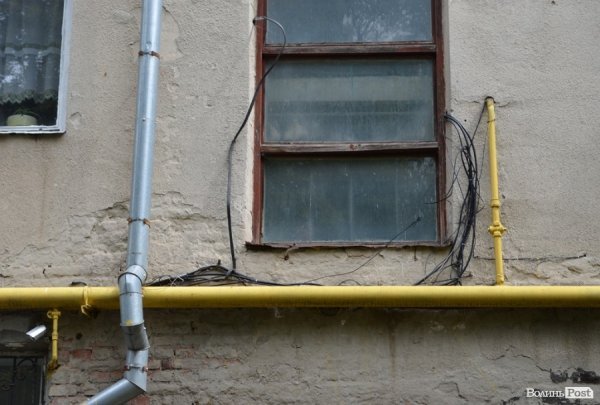 Кабелі, якщо не закріплені на газопроводах, то розташовані біля них. А це – небезпека, наголошують газовики.