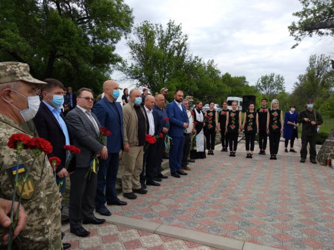 Волинська делегація побувала у Волновасі, щоб вшанувати загиблих на Сході військових