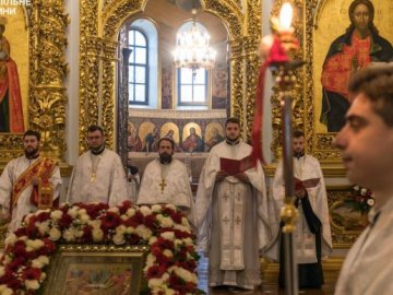 У Києво-Печерській лаврі великодні служби провели і ПЦУ, і УПЦ МП. ФОТО