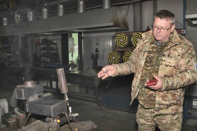У Луцьку волонтери майструють бездимні мінібуржуйки для армії. ВІДЕО