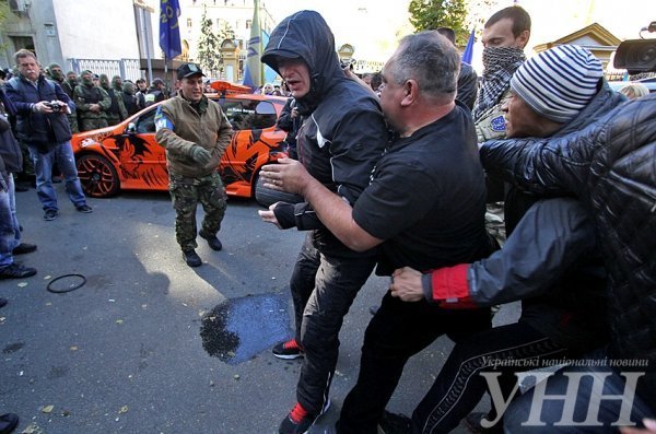Під Адміністрацією Президента - зіткнення і палаючі шини. ФОТО. ВІДЕО