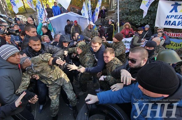 Під Адміністрацією Президента - зіткнення і палаючі шини. ФОТО. ВІДЕО