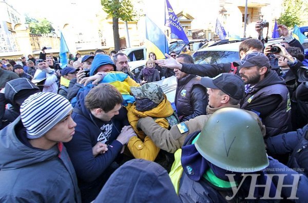 Під Адміністрацією Президента - зіткнення і палаючі шини. ФОТО. ВІДЕО