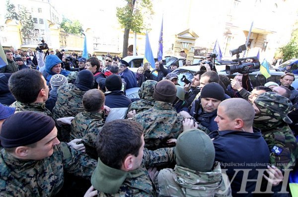 Під Адміністрацією Президента - зіткнення і палаючі шини. ФОТО. ВІДЕО