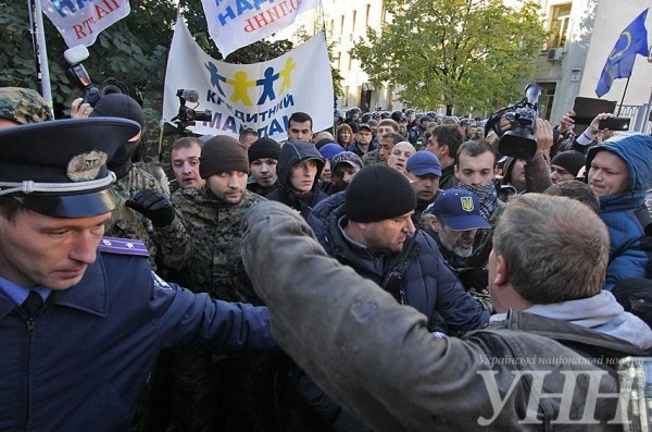 Під Адміністрацією Президента - зіткнення і палаючі шини. ФОТО. ВІДЕО