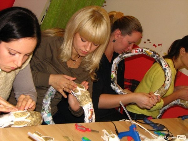 Луцькі мами вчились робити новорічні вінки. ФОТО