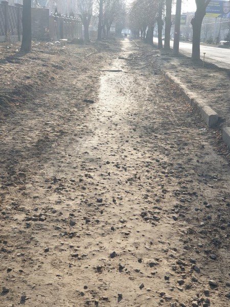 Після роботи комунальників на луцькій вулиці замість асфальтованої алеї – «глиняне місиво». ФОТО