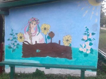 Соняхи і гігантські бджоли: у віддаленому волинському селі розмалювали зупинку. ФОТО