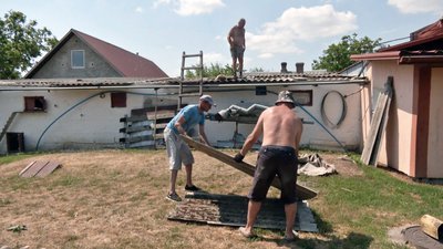 Дах залетів до сусіда: на Волині буревій наробив лиха