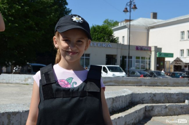 У центрі Луцька - діти зі зброєю. ФОТО