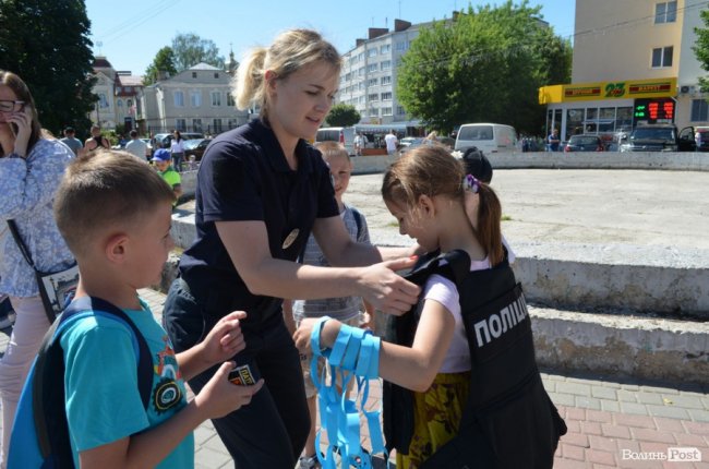 У центрі Луцька - діти зі зброєю. ФОТО