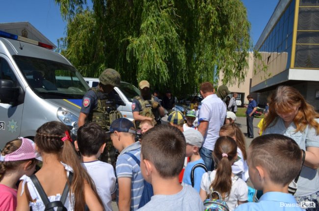 У центрі Луцька - діти зі зброєю. ФОТО