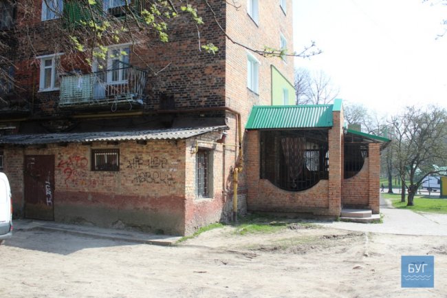 Мешканці нововолинської багатоповерхівки четвертий рік скаржаться на кафе-шашличну
