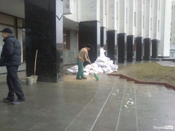 Біля Волинської ОДА розбирають барикади. ФОТО