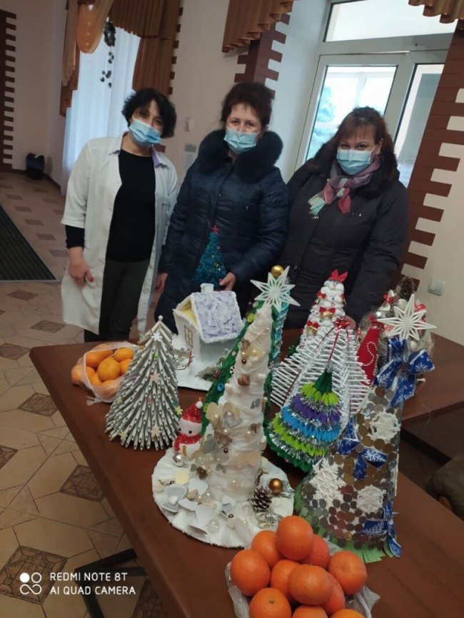 Діти подарували різдвяні іграшки мешканцям геріатричного пансіонату у Луцьку. ФОТО