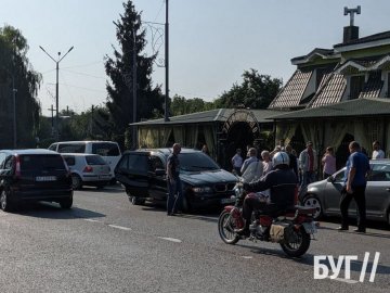 Водійка BMW, яка в'їхала в припарковані авто у місті на Волині, була п'яною. ВІДЕО