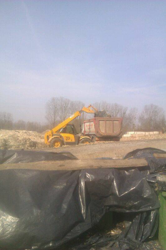 Оприлюднили фото, як із Ковеля вивозять «екологічну бомбу»