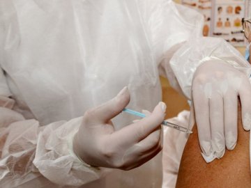 Від завтра в Україні розширять перелік професій, для яких вакцинація від COVID-19 є обов'язковою