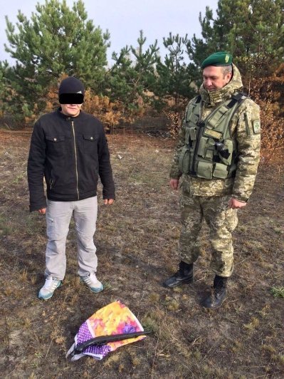 На Волині чоловік хотів сховати  зброю у лісі