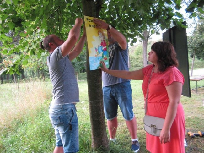 Не смітити: у місті на Волині з'явились оригінальні таблички. ФОТО