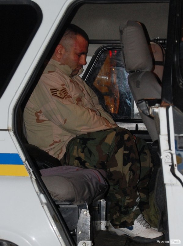 Ніж до горла: у Луцьку чоловік зі зброєю викрав таксі і влаштував аварію. ФОТО