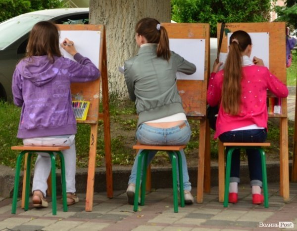 Із цигарками у Луцьку боролися цукерками та розвагами. ФОТО