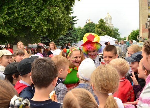 Із цигарками у Луцьку боролися цукерками та розвагами. ФОТО